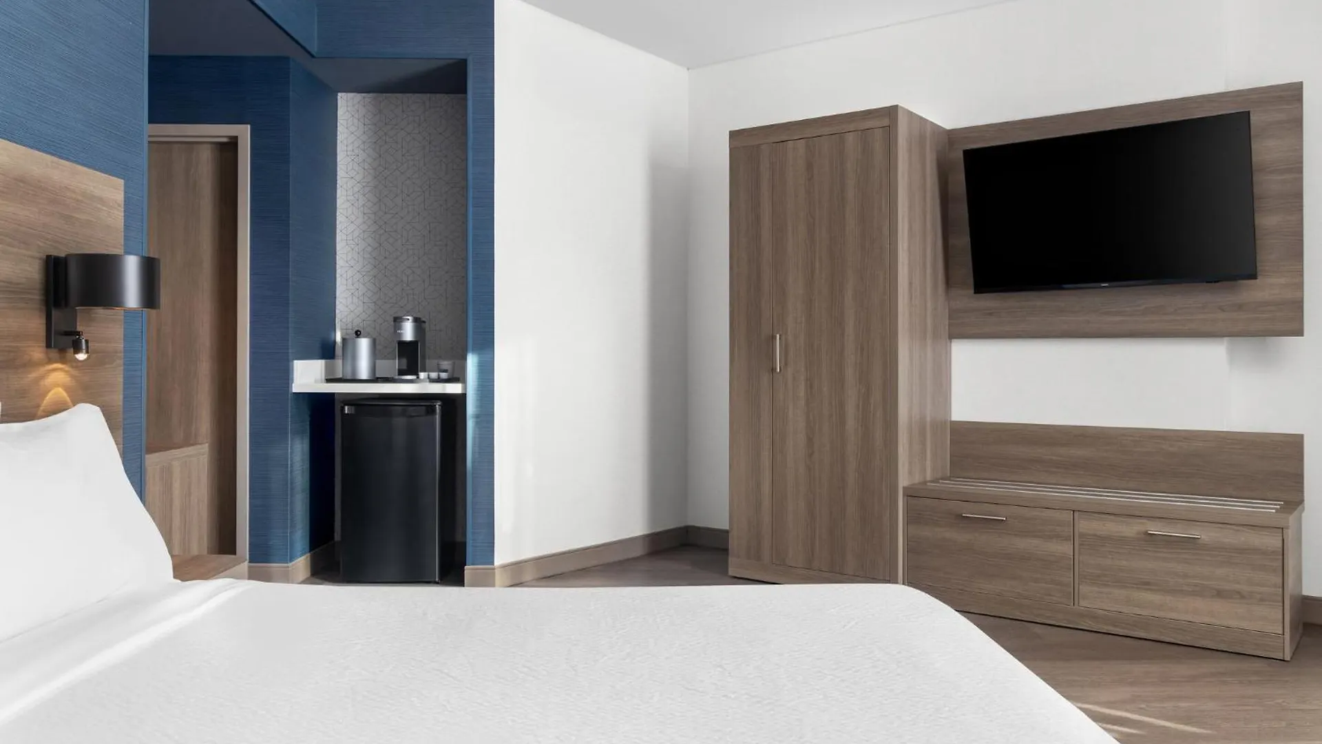 Hotel Holiday Inn Express Montreal Airport - St-Laurent By Ihg