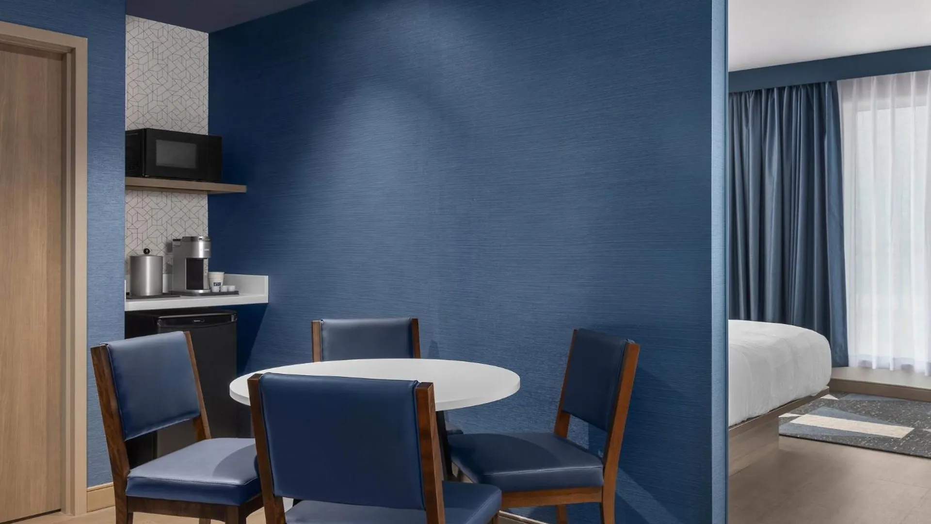 Holiday Inn Express Montreal Airport - St-Laurent By Ihg 2*,