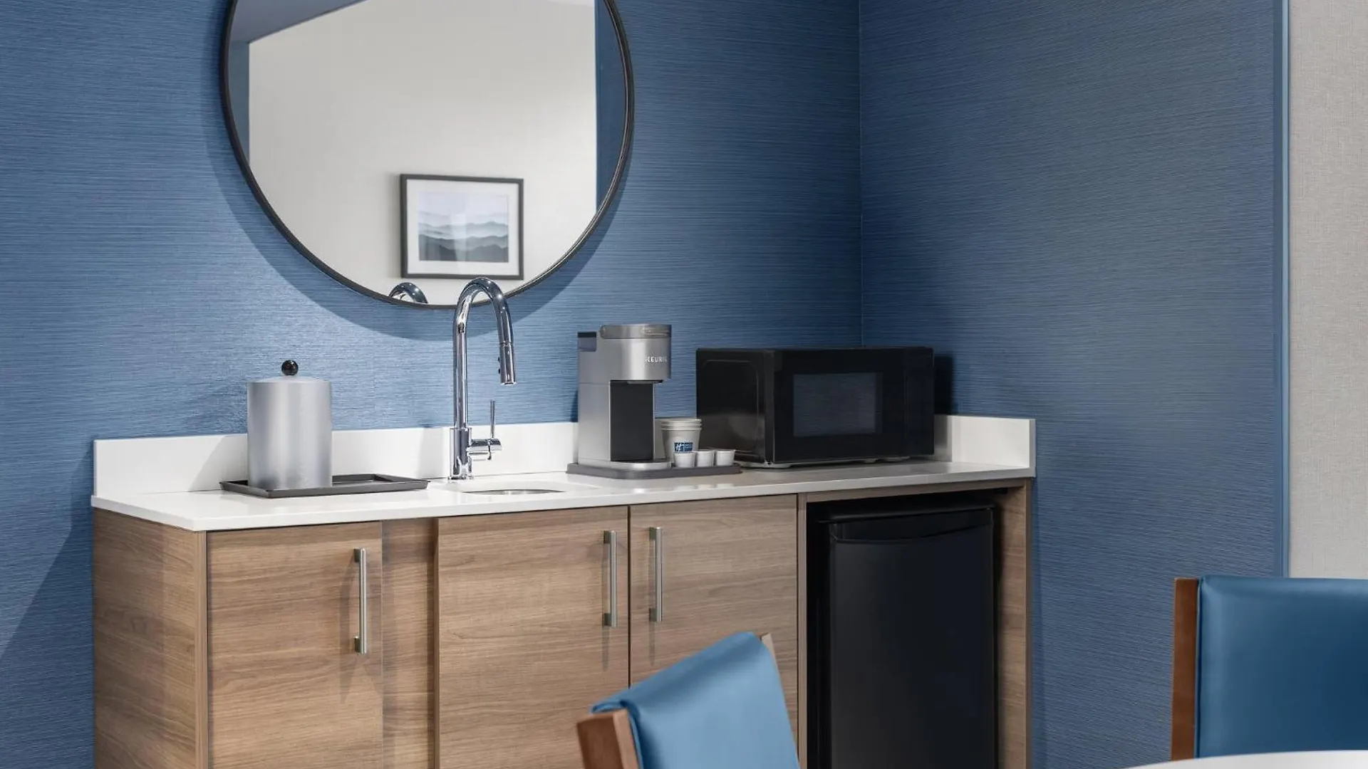 Holiday Inn Express Montreal Airport - St-Laurent By Ihg 2*,  Canada