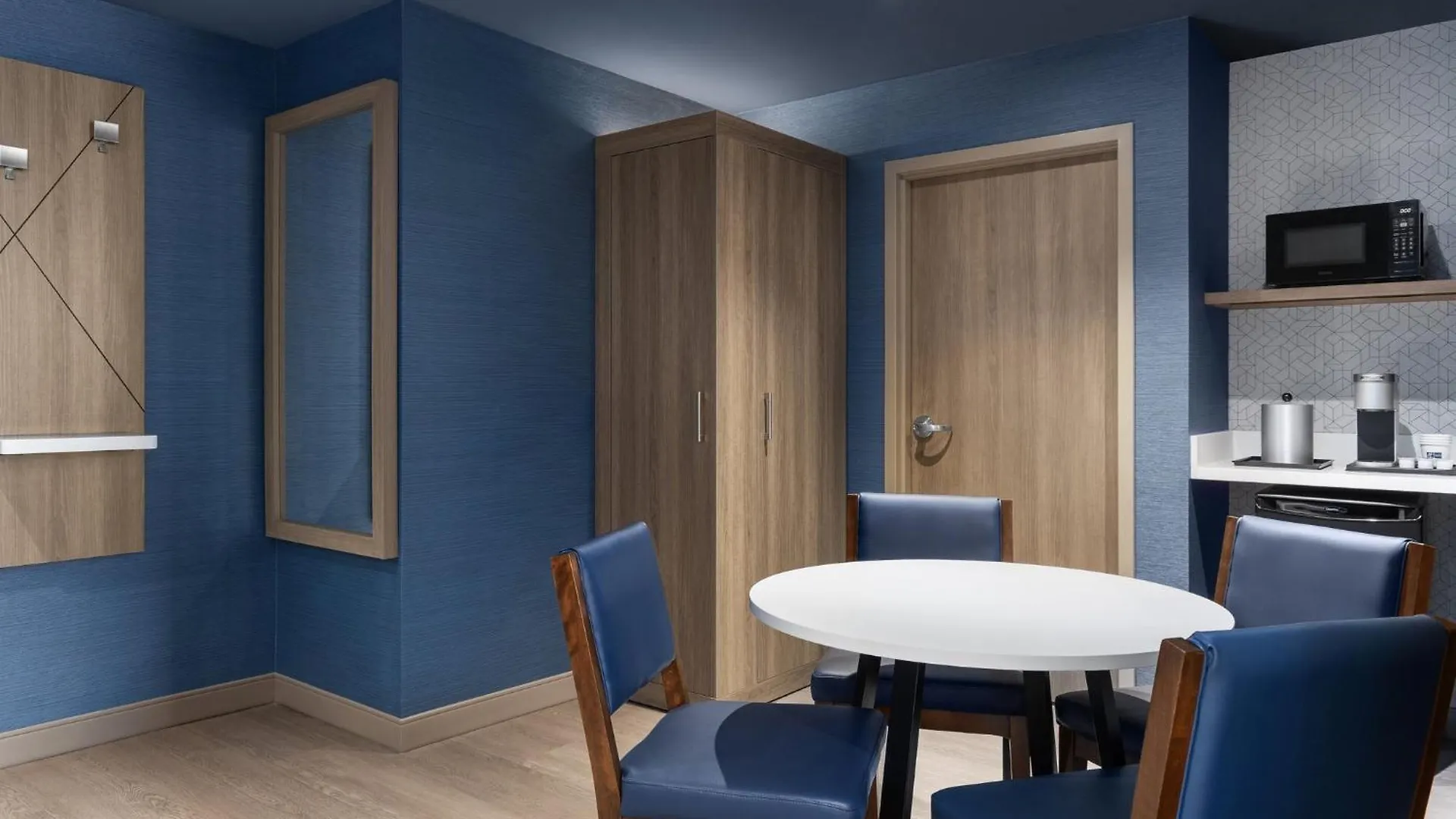 Hotel Holiday Inn Express Montreal Airport - St-Laurent By Ihg